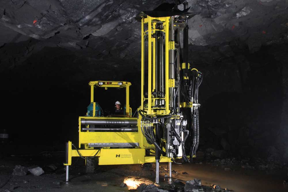 采礦鉆車工作現(xiàn)場(chǎng)